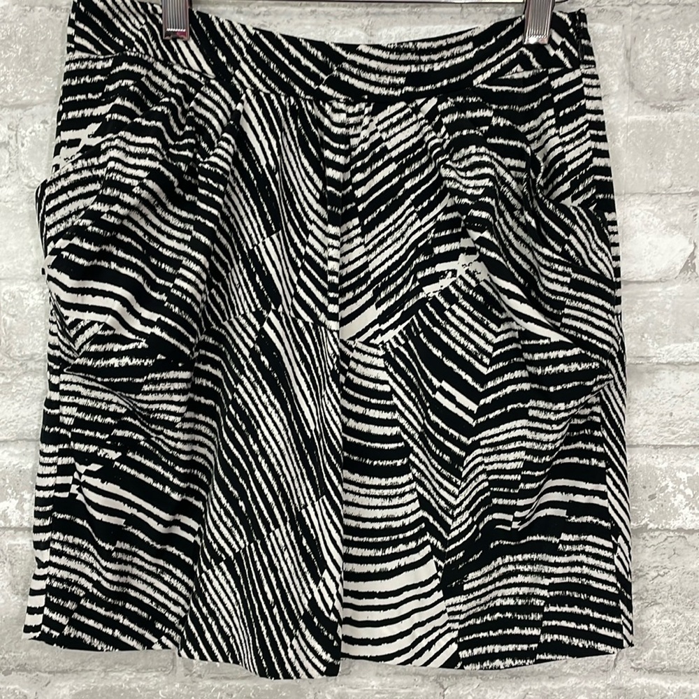 Banana Republic Bland And White Abstract Print